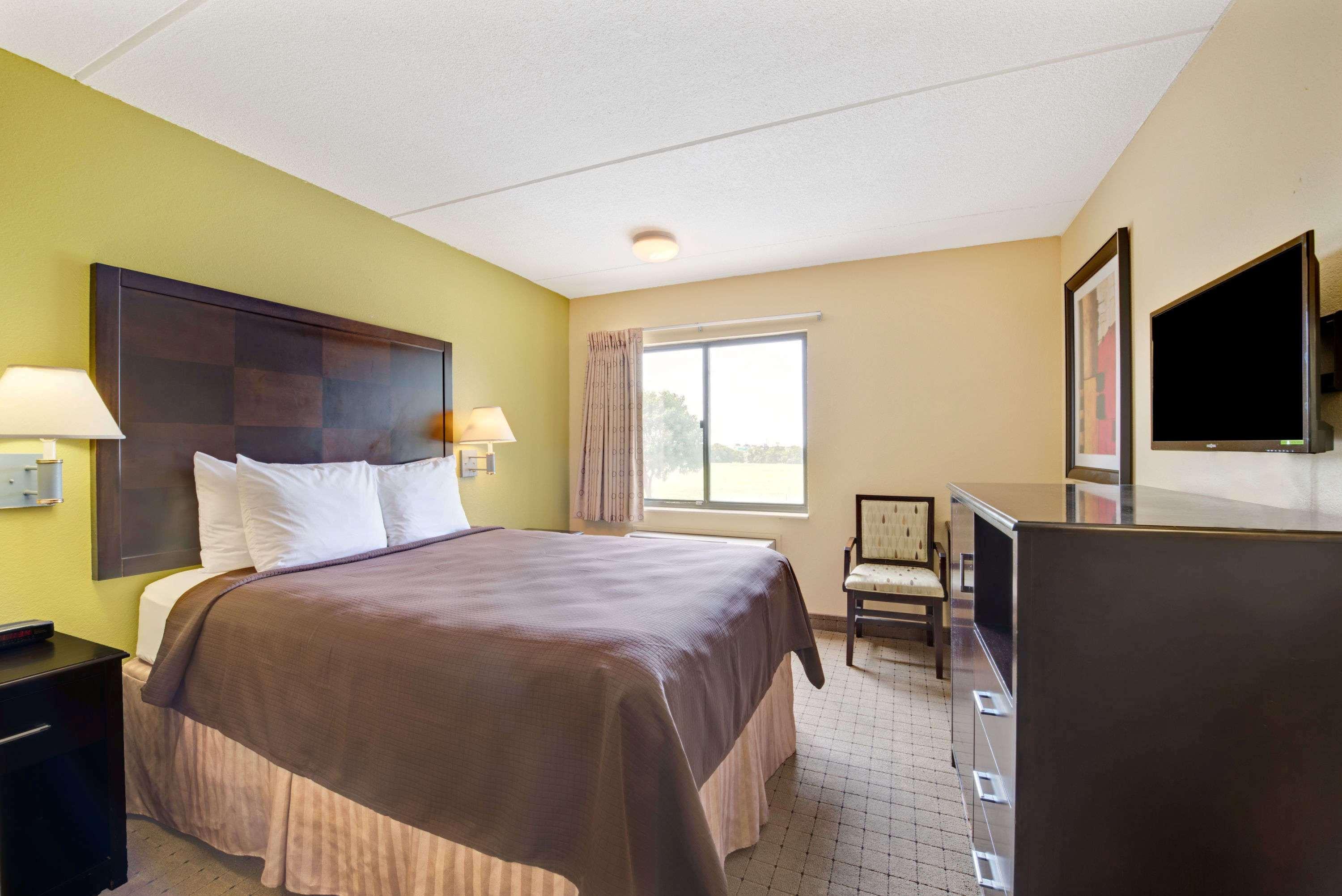 Days Inn & Suites By Wyndham Desoto Extérieur photo